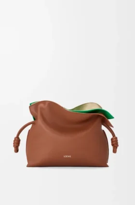 Middels stor, lagdelt Flamenco-clutch i nappa-kalveskinn