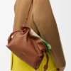 Middels stor, lagdelt Flamenco-clutch i nappa-kalveskinn