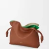 Middels stor, lagdelt Flamenco-clutch i nappa-kalveskinn