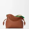 Middels stor, lagdelt Flamenco-clutch i nappa-kalveskinn