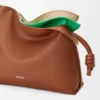 Middels stor, lagdelt Flamenco-clutch i nappa-kalveskinn