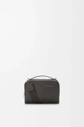 Mini-kamera-crossbody-veske i satengkalveskinn