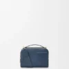 Mini-kamera-crossbody-veske i satengkalveskinn Mini-kamera-crossbody-veske i satengkalveskinn
