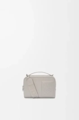 Mini-kamera-crossbody-veske i satengkalveskinn