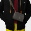 Mini-kamera-crossbody-veske i satengkalveskinn Mini-kamera-crossbody-veske i satengkalveskinn