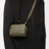 Mini-kamera-crossbody-veske i satengkalveskinn Mini-kamera-crossbody-veske i satengkalveskinn