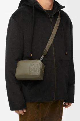 Mini-kamera-crossbody-veske i satengkalveskinn