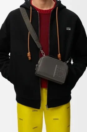 Mini-kamera-crossbody-veske i satengkalveskinn