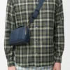 Mini-kamera-crossbody-veske i satengkalveskinn Mini-kamera-crossbody-veske i satengkalveskinn
