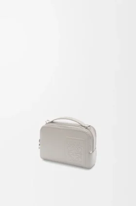 Mini-kamera-crossbody-veske i satengkalveskinn