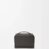 Mini-kamera-crossbody-veske i satengkalveskinn Mini-kamera-crossbody-veske i satengkalveskinn