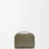 Mini-kamera-crossbody-veske i satengkalveskinn Mini-kamera-crossbody-veske i satengkalveskinn