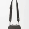 Mini-kamera-crossbody-veske i satengkalveskinn Mini-kamera-crossbody-veske i satengkalveskinn