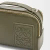 Mini-kamera-crossbody-veske i satengkalveskinn Mini-kamera-crossbody-veske i satengkalveskinn