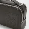 Mini-kamera-crossbody-veske i satengkalveskinn Mini-kamera-crossbody-veske i satengkalveskinn