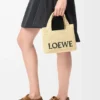 Mini Loewe Font Tote i raffia Mini Loewe Font Tote i raffia