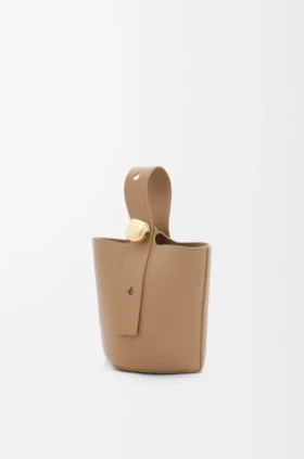 Mini Pebble Bucket i mykt, kornet kalveskinn