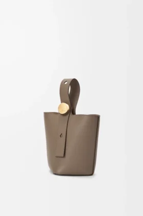 Mini Pebble Bucket i mykt, kornet kalveskinn