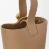 Mini Pebble Bucket i mykt, kornet kalveskinn Mini Pebble Bucket i mykt, kornet kalveskinn