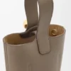 Mini Pebble Bucket i mykt, kornet kalveskinn Mini Pebble Bucket i mykt, kornet kalveskinn