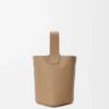 Mini Pebble Bucket i mykt, kornet kalveskinn Mini Pebble Bucket i mykt, kornet kalveskinn