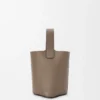 Mini Pebble Bucket i mykt, kornet kalveskinn Mini Pebble Bucket i mykt, kornet kalveskinn