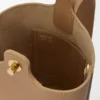 Mini Pebble Bucket i mykt, kornet kalveskinn Mini Pebble Bucket i mykt, kornet kalveskinn