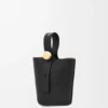 Mini Pebble Bucket-veske i glatt kalveskinn Mini Pebble Bucket-veske i glatt kalveskinn