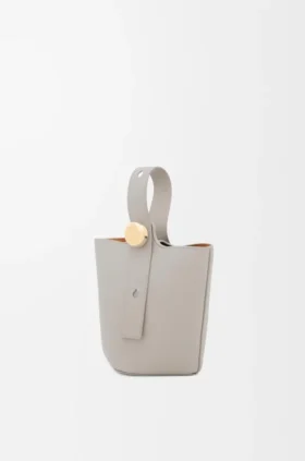 Mini Pebble Bucket-veske i glatt kalveskinn