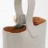 Mini Pebble Bucket-veske i glatt kalveskinn Mini Pebble Bucket-veske i glatt kalveskinn