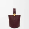 Mini Pebble Bucket-veske i glatt kalveskinn Mini Pebble Bucket-veske i glatt kalveskinn