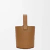 Mini Pebble Bucket-veske i glatt kalveskinn Mini Pebble Bucket-veske i glatt kalveskinn