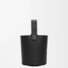 Mini Pebble Bucket-veske i glatt kalveskinn Mini Pebble Bucket-veske i glatt kalveskinn