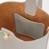 Mini Pebble Bucket-veske i glatt kalveskinn Mini Pebble Bucket-veske i glatt kalveskinn