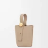 Mini Pebble Bucket veske i mykt, kornet kalveskinn Mini Pebble Bucket veske i mykt, kornet kalveskinn
