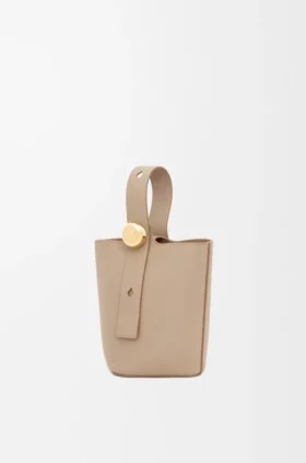 Mini Pebble Bucket veske i mykt, kornet kalveskinn