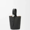 Mini Pebble Bucket veske i mykt, kornet kalveskinn Mini Pebble Bucket veske i mykt, kornet kalveskinn