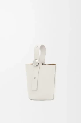 Mini Pebble Bucket veske i mykt, kornet kalveskinn