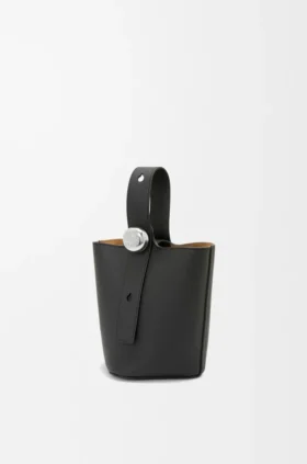Mini Pebble Bucket veske i mykt, kornet kalveskinn
