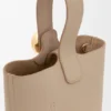 Mini Pebble Bucket veske i mykt, kornet kalveskinn Mini Pebble Bucket veske i mykt, kornet kalveskinn