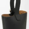 Mini Pebble Bucket veske i mykt, kornet kalveskinn Mini Pebble Bucket veske i mykt, kornet kalveskinn