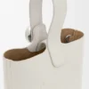 Mini Pebble Bucket veske i mykt, kornet kalveskinn Mini Pebble Bucket veske i mykt, kornet kalveskinn