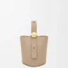 Mini Pebble Bucket veske i mykt, kornet kalveskinn Mini Pebble Bucket veske i mykt, kornet kalveskinn