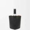 Mini Pebble Bucket veske i mykt, kornet kalveskinn Mini Pebble Bucket veske i mykt, kornet kalveskinn