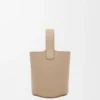 Mini Pebble Bucket veske i mykt, kornet kalveskinn Mini Pebble Bucket veske i mykt, kornet kalveskinn