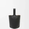 Mini Pebble Bucket veske i mykt, kornet kalveskinn Mini Pebble Bucket veske i mykt, kornet kalveskinn
