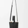 Mini Pebble Bucket veske i mykt, kornet kalveskinn Mini Pebble Bucket veske i mykt, kornet kalveskinn