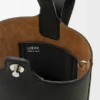 Mini Pebble Bucket veske i mykt, kornet kalveskinn Mini Pebble Bucket veske i mykt, kornet kalveskinn