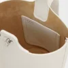 Mini Pebble Bucket veske i mykt, kornet kalveskinn Mini Pebble Bucket veske i mykt, kornet kalveskinn