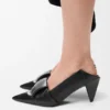 Origami-pumps med klaff bak i lammeskinn Origami-pumps med klaff bak i lammeskinn
